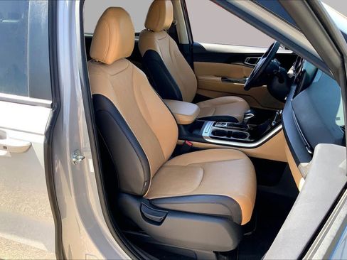 Certified 2024 Kia Carnival EX FWD image 9