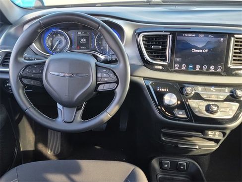 Used 2018 Chrysler Pacifica Touring Plus w/ S Appearance Package image 13