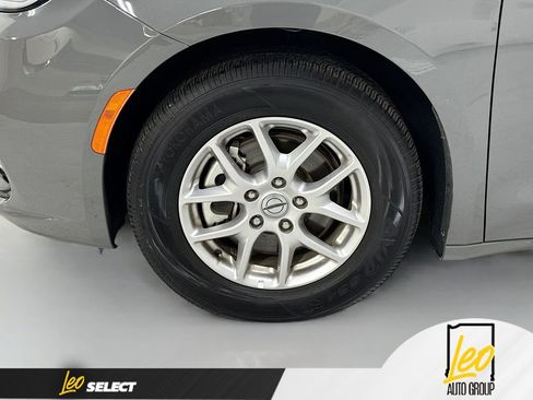 Used 2025 Chrysler Pacifica Select FWD image 34