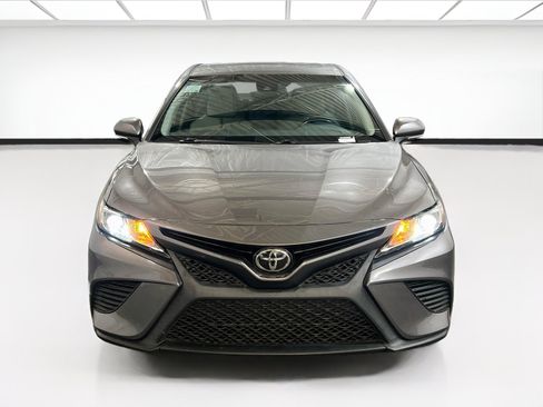 Used 2018 Toyota Camry SE w/ Moonroof Package FWD image 2