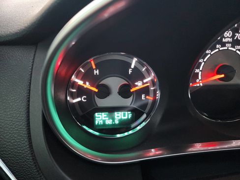 Used 2011 Chrysler 200 Limited image 19