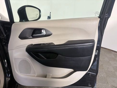 Used 2018 Chrysler Pacifica Limited FWD image 15
