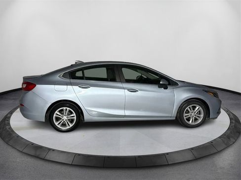 Used 2017 Chevrolet Cruze LT w/ Convenience Package image 4
