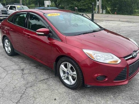 Used 2014 Ford Focus SE w/ SE Winter Package FWD image 2