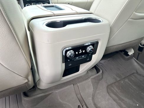 Used 2023 GMC Yukon XL Denali AWD/4WD image 31
