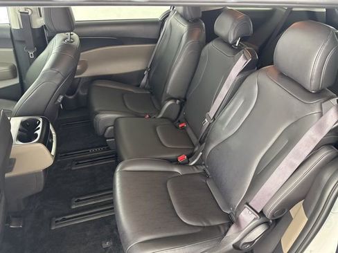 Used 2025 Kia Carnival image 30