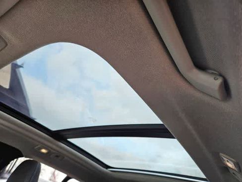 Used 2023 Volvo XC40 B5 Plus image 18