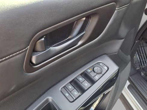 Used 2025 Nissan Pathfinder SV AWD/4WD image 19