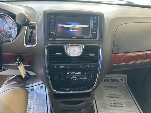 Used 2016 Chrysler Town & Country Touring image 10