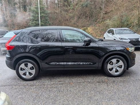 Used 2020 Volvo XC40 T4 Momentum image 8