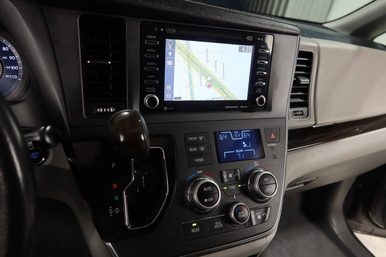 Used 2019 Toyota Sienna XLE w/ XLE Navigation Package FWD image 24