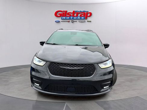 Used 2024 Chrysler Pacifica Limited w/ Uconnect Theater Family Group FWD image 2
