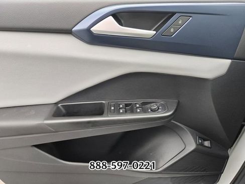 Used 2022 Volkswagen Taos SE w/ Driver Assistance Package FWD image 31