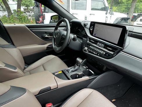 Used 2025 Lexus ES 300h w/ Premium Package FWD image 47