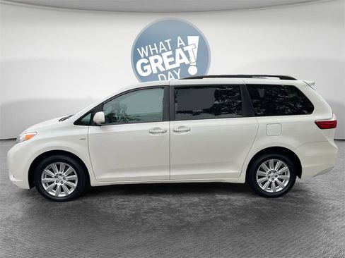 Used 2017 Toyota Sienna XLE Premium image 7