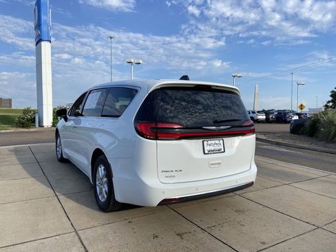 Used 2023 Chrysler Pacifica Touring-L FWD image 9
