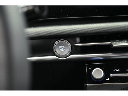 Used 2025 Hyundai Santa Cruz SE image 40