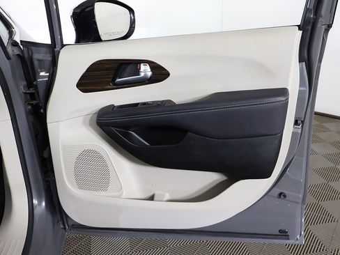 Used 2023 Chrysler Pacifica Limited FWD image 28