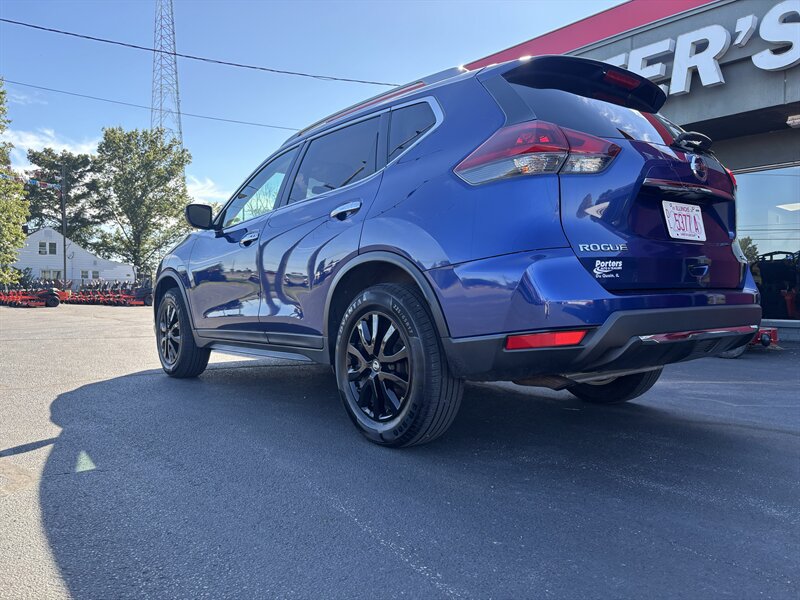 Used 2018 Nissan Rogue SV AWD/4WD image 6