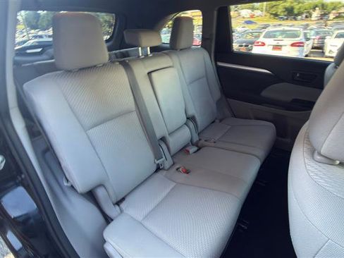 Used 2019 Toyota Highlander LE AWD/4WD image 19