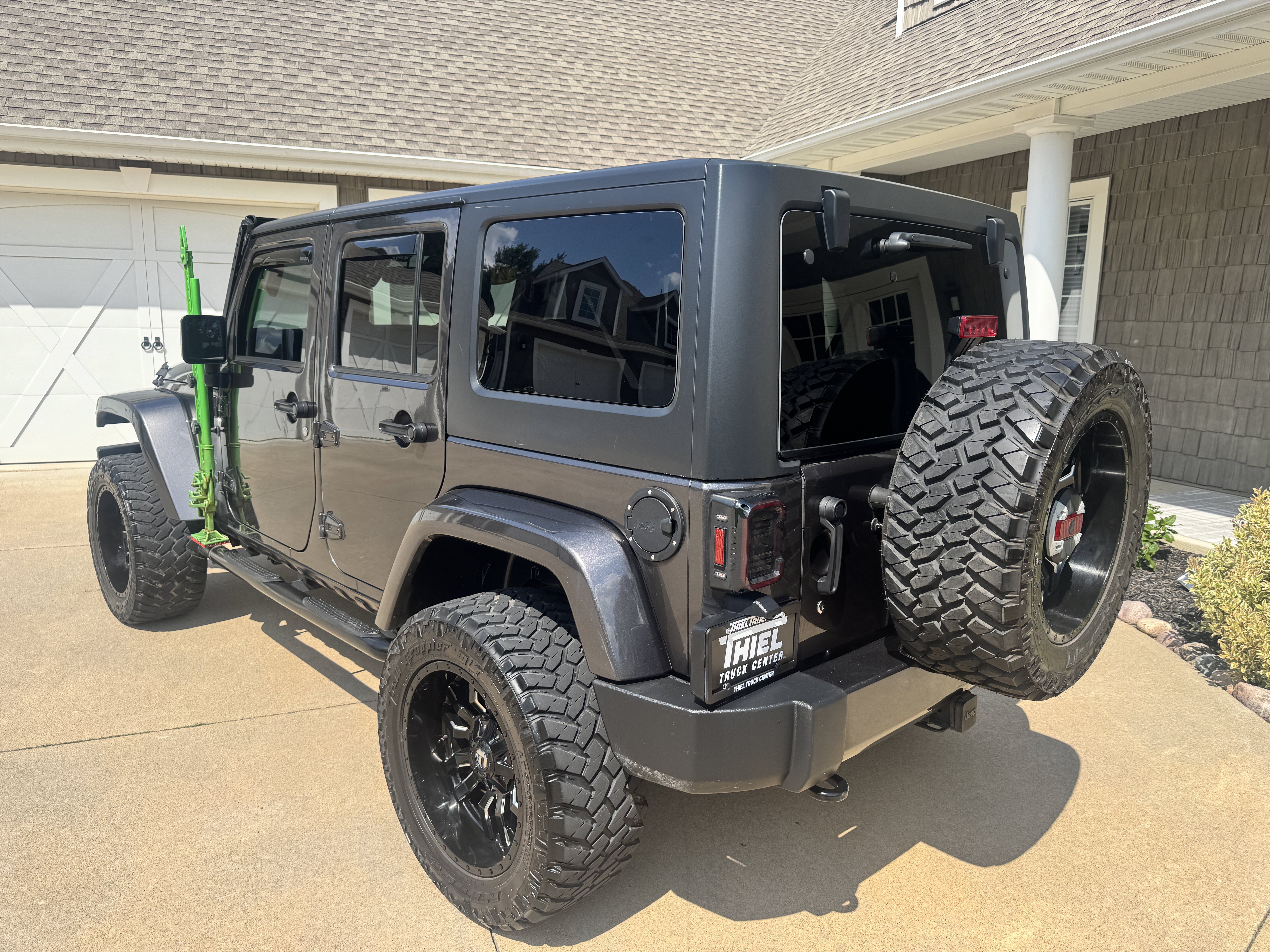 Used 2018 Jeep Wrangler Unlimited Sahara w/ Connectivity Group AWD/4WD image 3