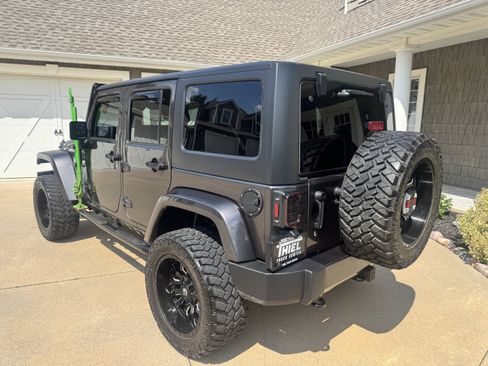 Used 2018 Jeep Wrangler Unlimited Sahara w/ Connectivity Group AWD/4WD image 3