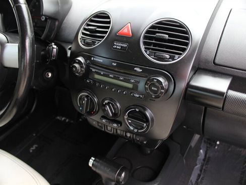 Used 2008 Volkswagen Beetle Triple White Edition FWD image 17