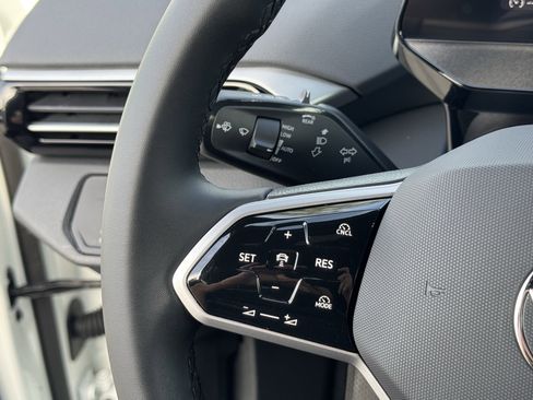 Certified 2025 Volkswagen ID.4 Pro image 37