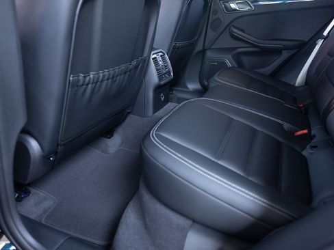 Certified 2025 Porsche Macan S AWD/4WD image 27