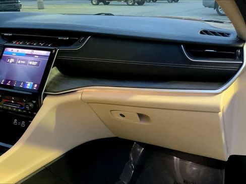 Used 2022 Jeep Grand Cherokee L Limited image 18