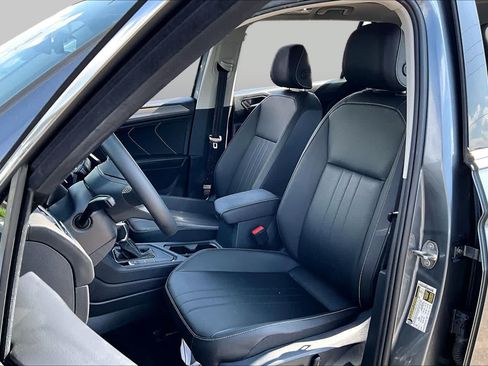Used 2023 Volkswagen Tiguan SE w/ Panoramic Sunroof Package FWD image 8