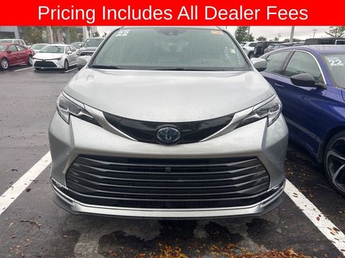 Used 2022 Toyota Sienna Platinum FWD image 2