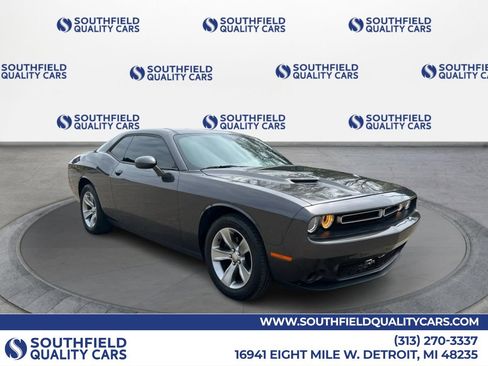 Used 2019 Dodge Challenger SXT RWD image 1