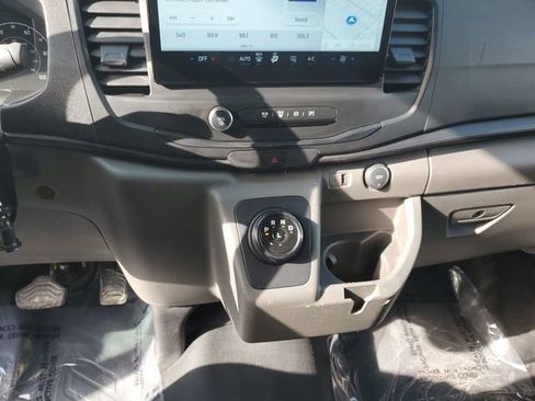 Used 2022 Ford E-Transit Medium Roof image 17