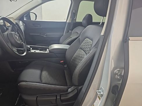 Used 2025 Nissan Pathfinder S image 15