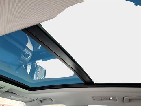 Used 2023 Volkswagen Tiguan SE w/ Panoramic Sunroof Package image 14