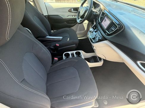 Used 2022 Chrysler Voyager LX FWD image 12