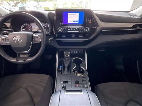 Used 2025 Toyota Highlander LE FWD image 6