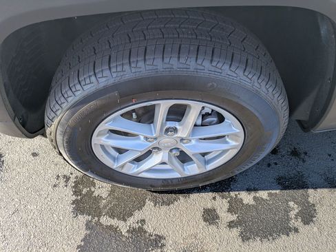 New 2025 Jeep Grand Cherokee Laredo image 9