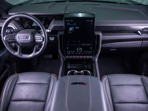 Used 2025 GMC Yukon AT4 w/ AT4 Premium Package AWD/4WD image 17
