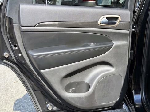 Used 2017 Jeep Grand Cherokee Laredo w/ Quick Order Package 2BE image 12