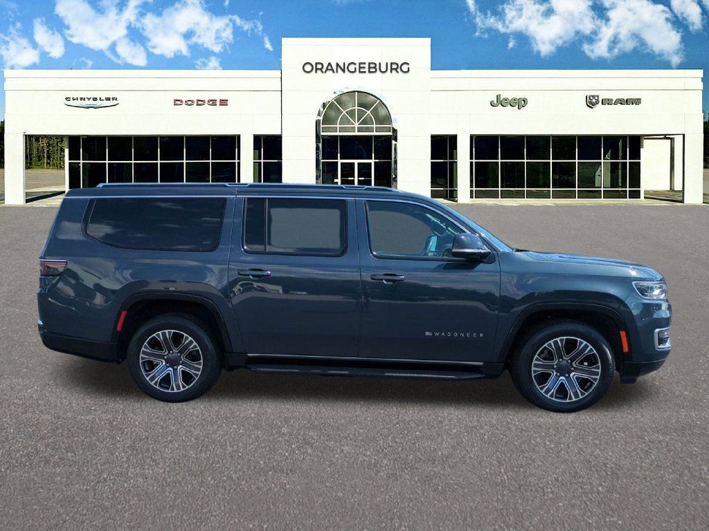 Used 2024 Jeep Wagoneer L Series II w/ Flexible Seating Group AWD/4WD image 9