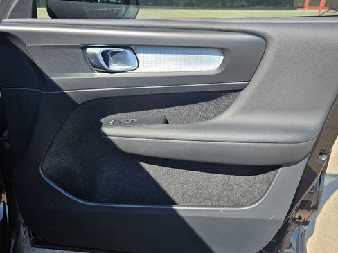 Used 2019 Volvo XC40 T5 Momentum image 33