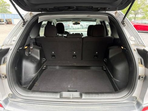 Used 2019 Jeep Cherokee Latitude w/ Popular Appearance Group FWD image 11