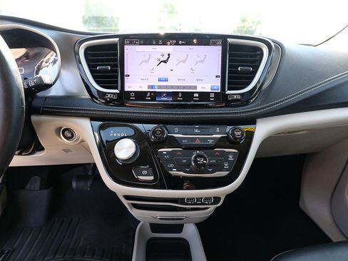 Used 2022 Chrysler Pacifica Touring-L FWD image 16