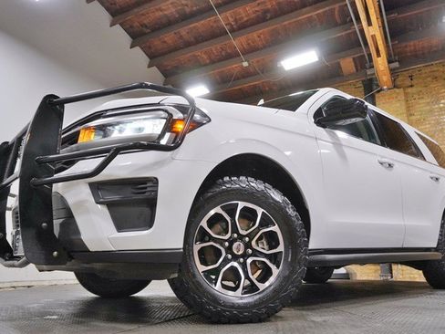 Used 2023 Ford Expedition XL AWD/4WD image 3