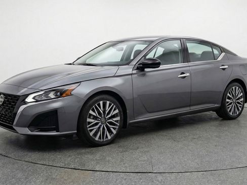 Used 2025 Nissan Altima 2.5 SV image 3