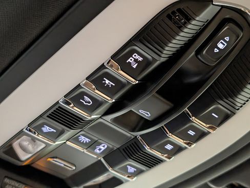 Certified 2026 Porsche Macan AWD/4WD image 43