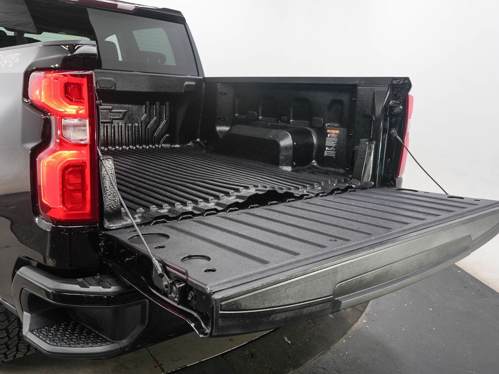 Used 2020 Chevrolet Silverado 1500 Custom w/ Custom Value Package AWD/4WD image 9