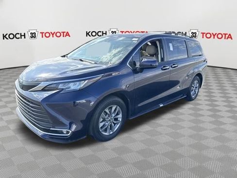 Used 2022 Toyota Sienna XLE image 3